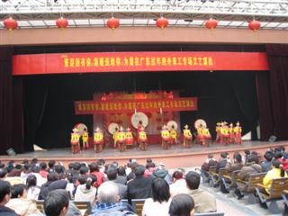 “繁荣因有你，温暖送给你”为外来工义演