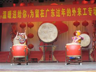 “繁荣因有你，温暖送给你”为外来工义演