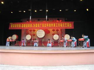 “繁荣因有你，温暖送给你”为外来工义演