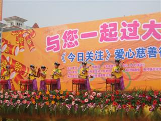 “繁荣因有你，温暖送给你”为外来工义演
